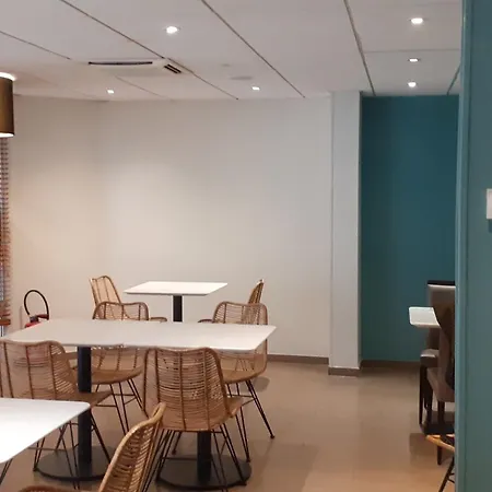 ホテル Akena - Grande 3*